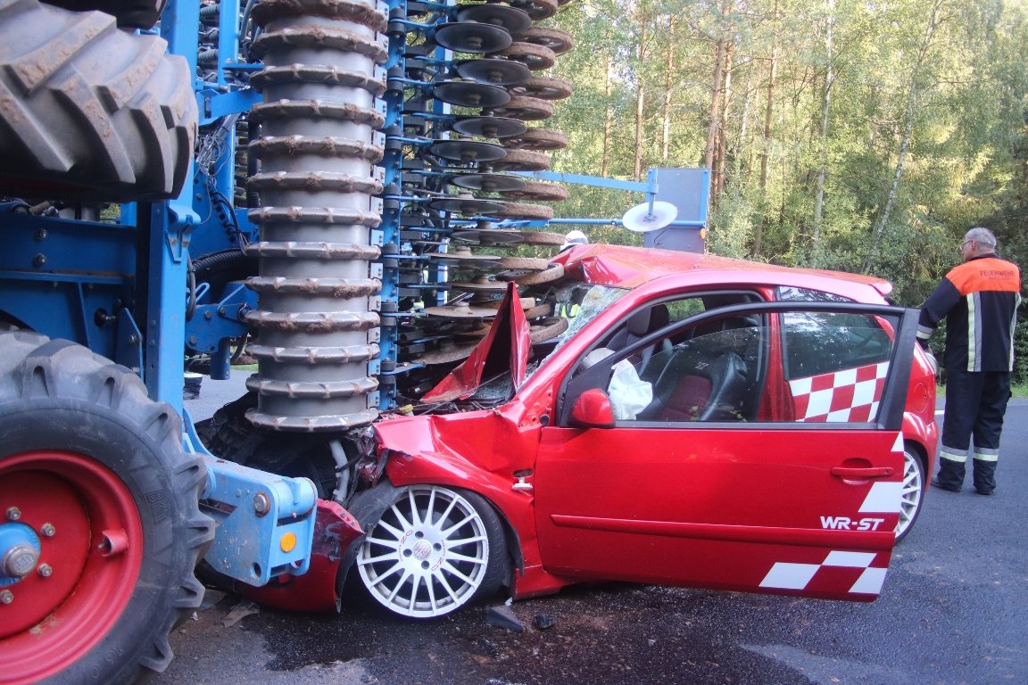 Autofahrerin kracht in Traktorgespann