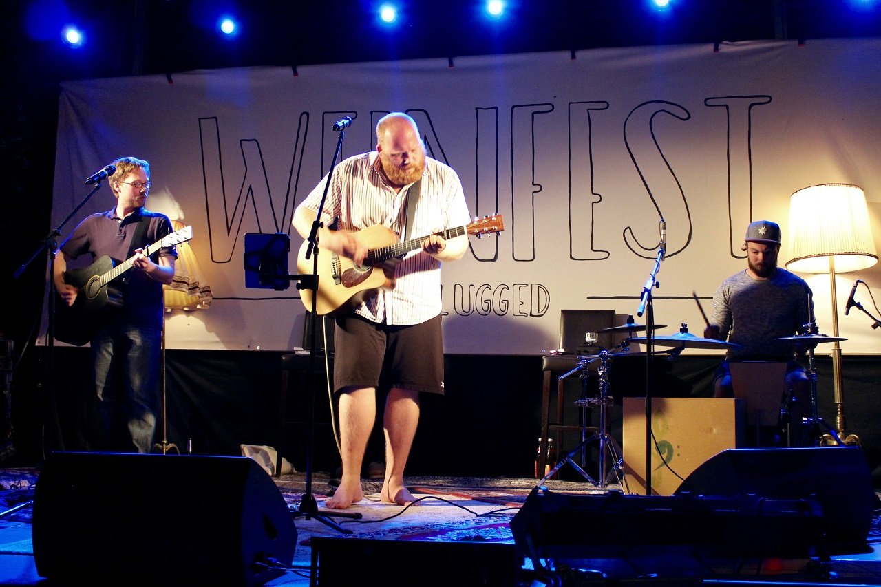 Weinfest Unpluggend 2016,  Vohenstrauß, The MAMS aus Bamberg schicken sanfte Akustik-Klänge von der Bühne beim Weinfest unplugged