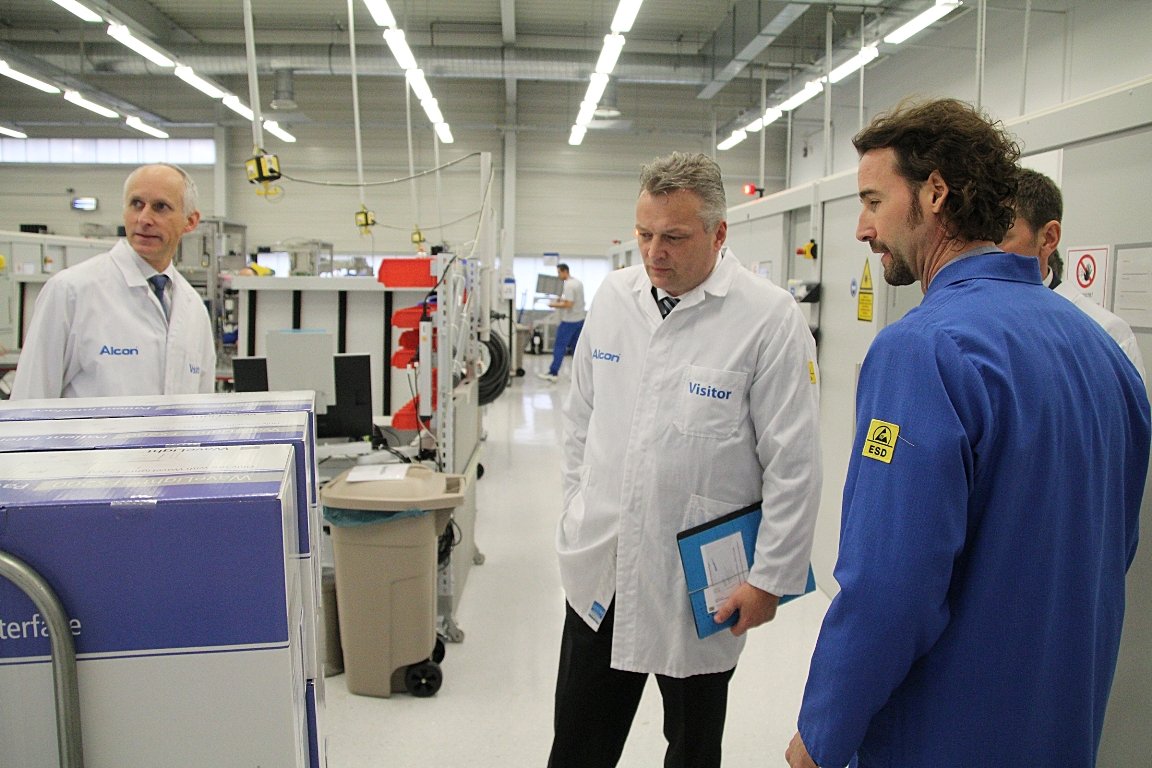 Staatsminister Roland Weigert Besichtigung WaveLight