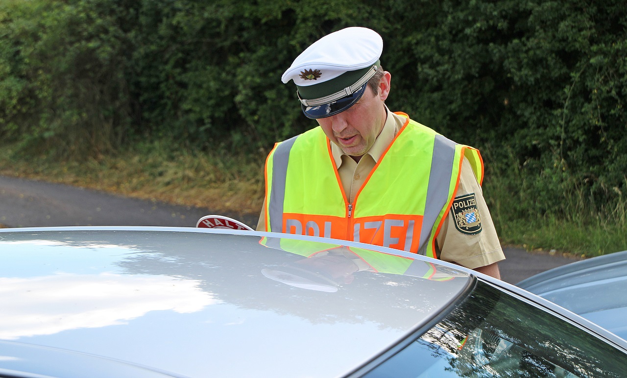 Ausweis-Ratespiel mit Anzeigen