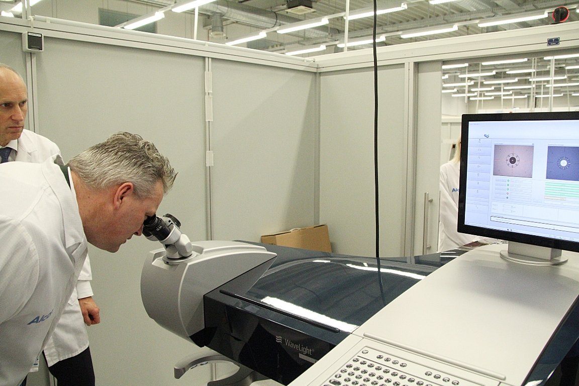 Staatsminister Roland Weigert Besichtigung WaveLight