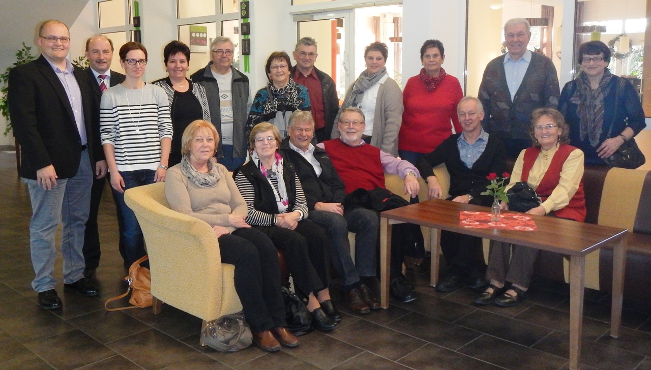 Gruppenfoto mit den örtlichen Seniorenbeauftragten der Städte, Märkte und Gemeinden (1. von links Leiter der Seniorenfachstelle Wolfgang Fenzl; 4. Sitzend von links Kreisseniorenbeauftragter Ludwig Spreitzer; 4. von links Einrichtungsleitung Michaela R