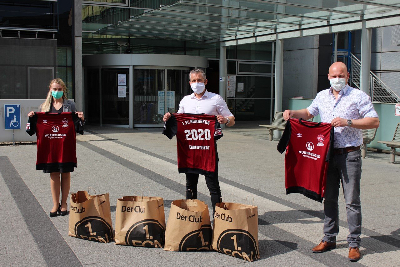Trikots Nürnberg Ehrentrikpt Spende FC Nürnberg Klinikum Weiden