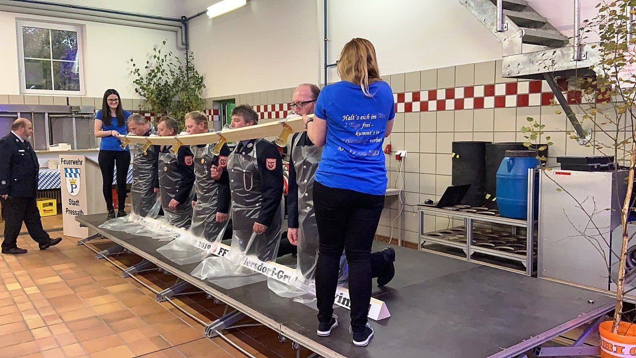 "Leckere" Suppe und Holzscheitlknien für Patenwehr