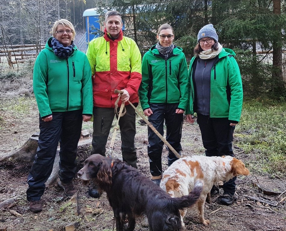 100 Tage Waldkindergarten EschenbachDas Waldkindergartenteam Delia Asimi (1.v.l.), Antonia Schindler und Alexandra Oppl (3.u.4. v. l) freuen sich gemeinsam mit Förster Martin Gottsch (2.v.l.) über den
