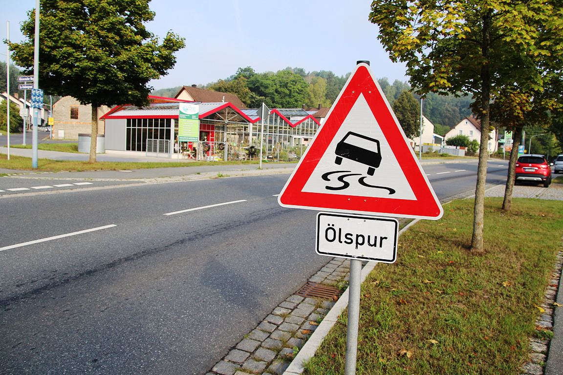 200 Meter lange Ölspur auf Staatsstraße: Polizei ermittelt