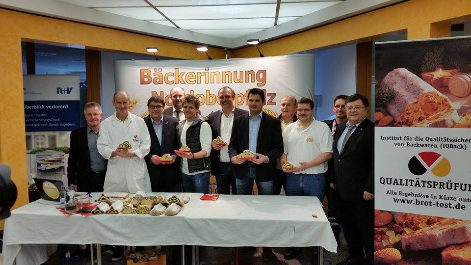 Die glücklichen Bäcker nach der Bewertung ihrer Stollen