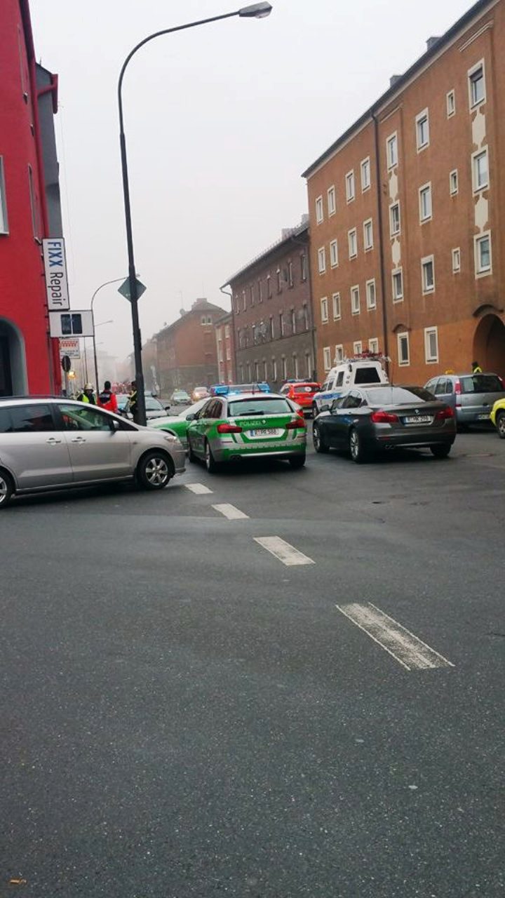 Mann auf Dach Polizei Weiden