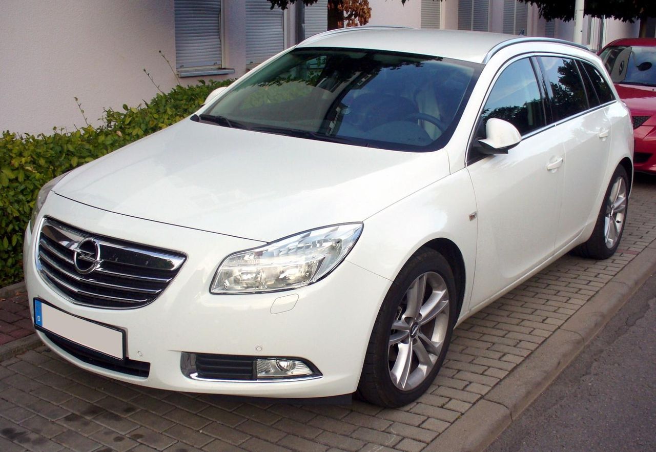 1280px-Opel_Insignia_Sports_Tourer_Sport_CDTI_Schneeweiß