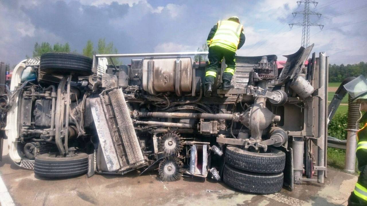Kehrmaschine umgekippt Unfall Feuerwehr Luhe-Wildenau