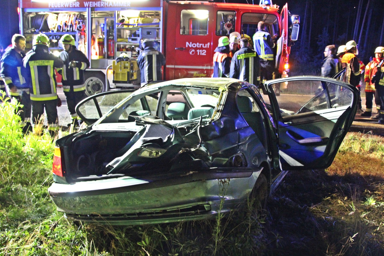 Unfall Weiherhammer BMW überschlägt sich