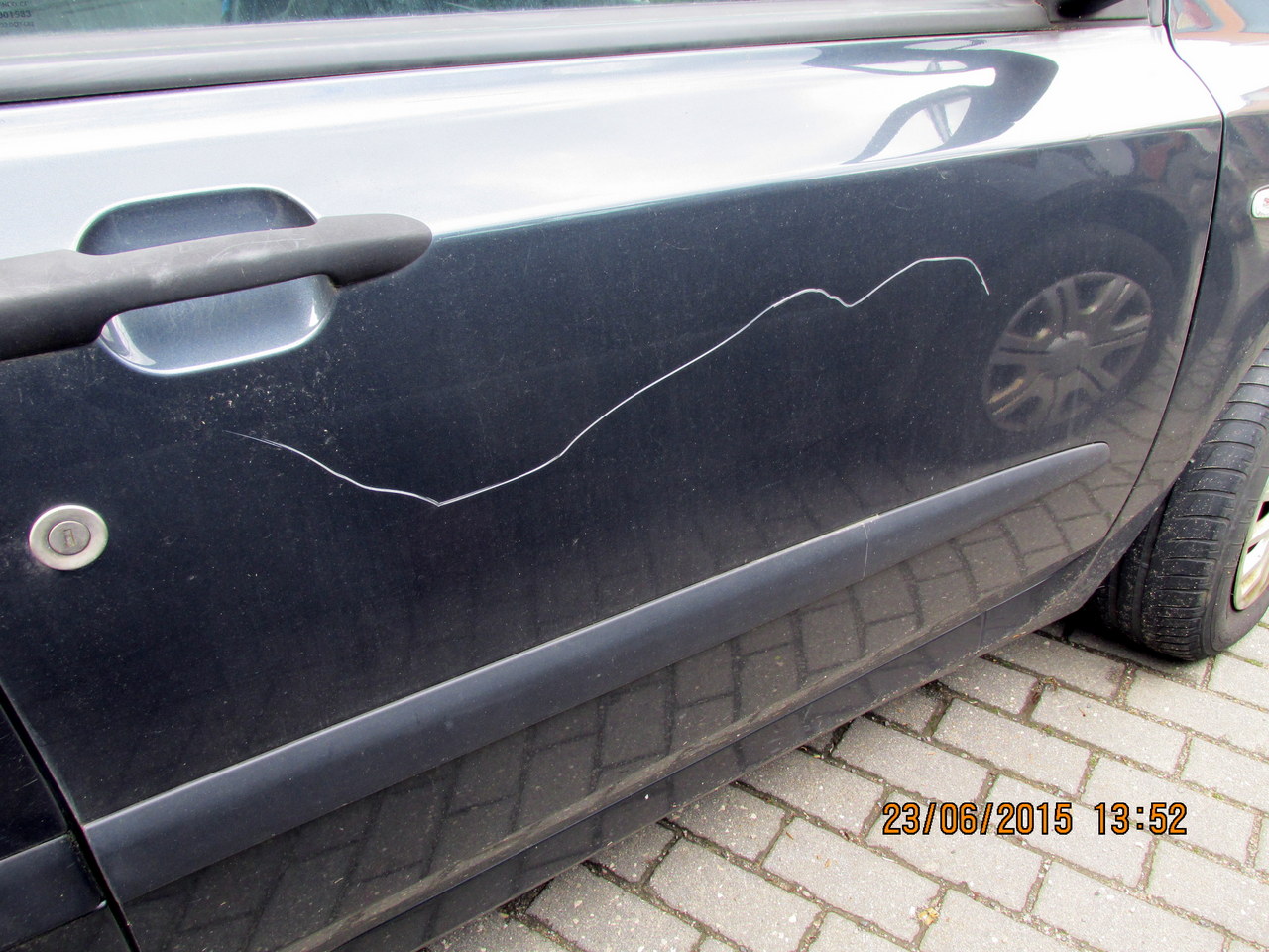 Acht parkende Autos zerkratzt