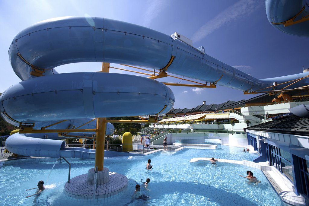 Sicher ins Wasser: Was Eltern und Schwimmer beachten sollten