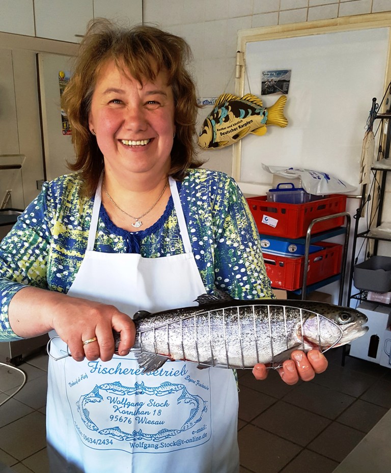 160510_Frau_Stock_mit_Grillfisch (1)