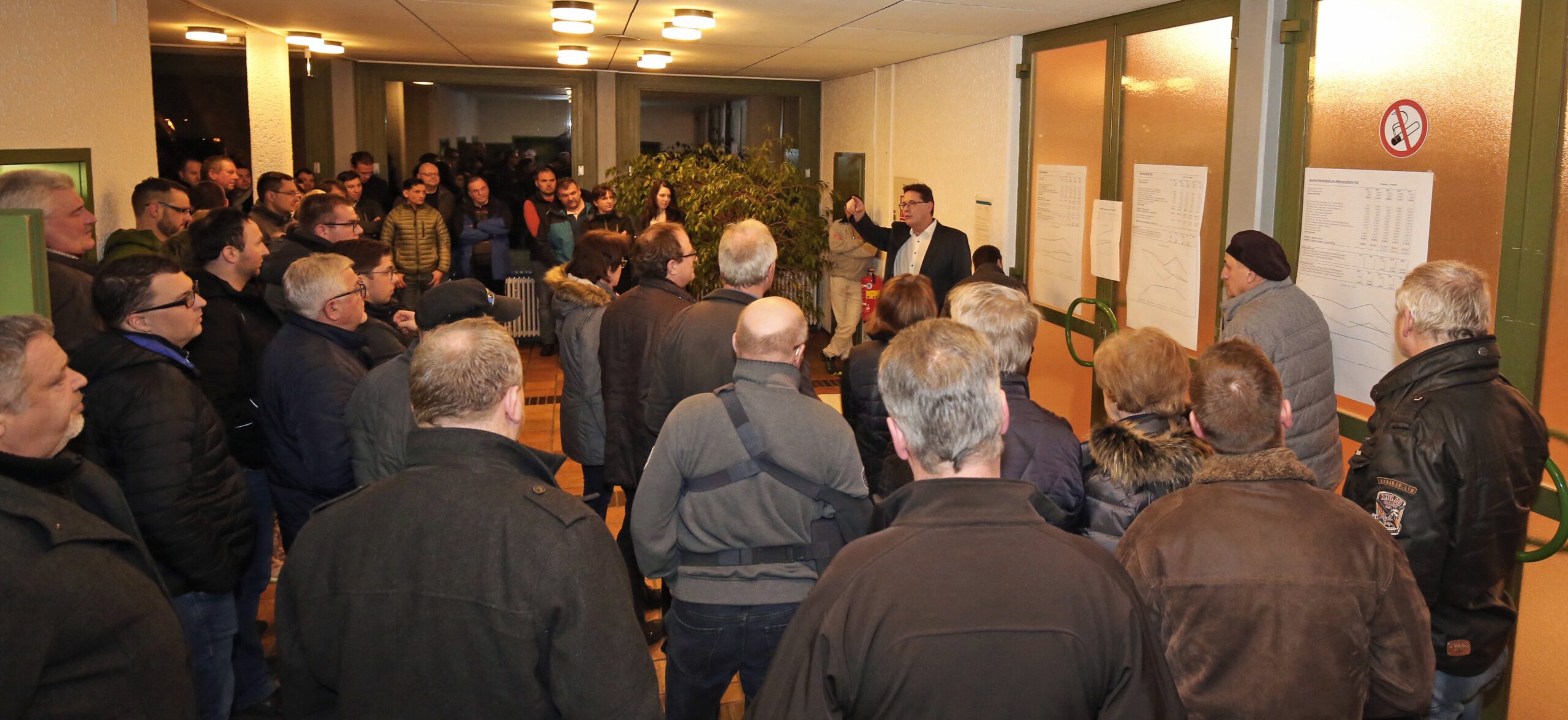 Führung Mehrzweckhalle Floß Wahlkampf