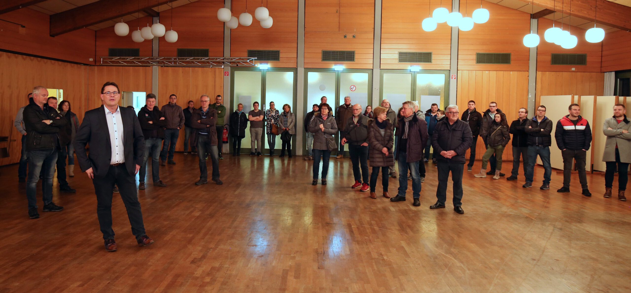 Führung Mehrzweckhalle Floß Wahlkampf