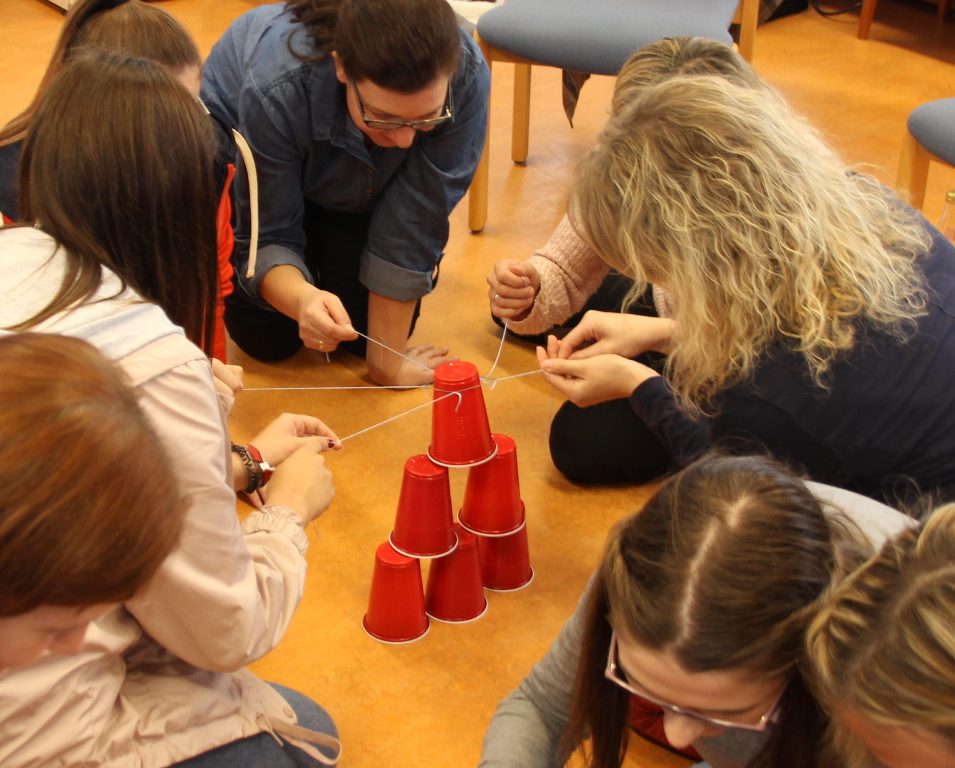 Kooperationsspiel Becherstapeln