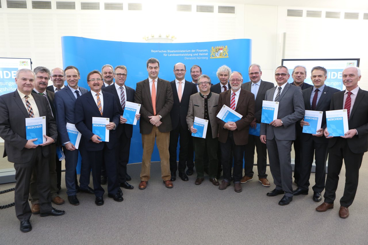 Markus Söder übergibt die Förderbescheide
