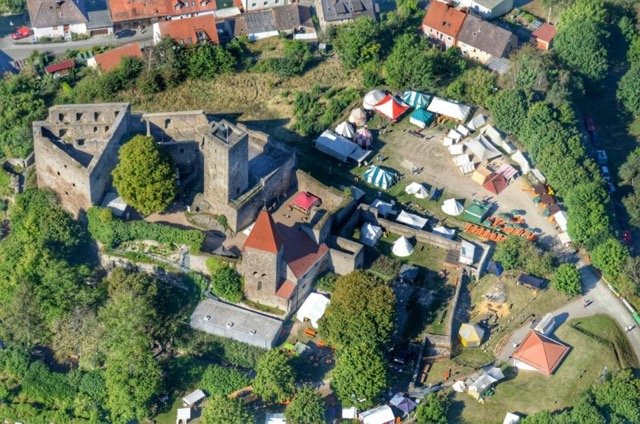 Burgteufel und Raubvögel beim "Historischen Burgfest"