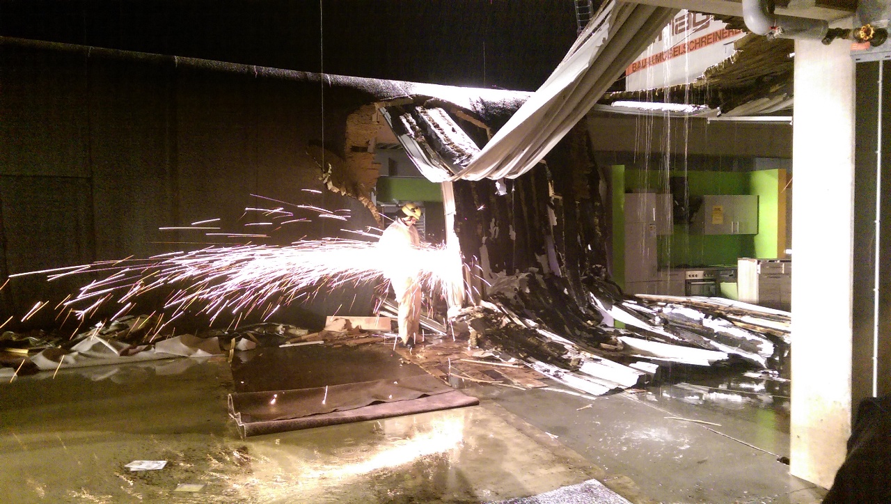 2016-02-20_Einsturz_Möbelmarkt_THW_Weiden_-_Bild_1