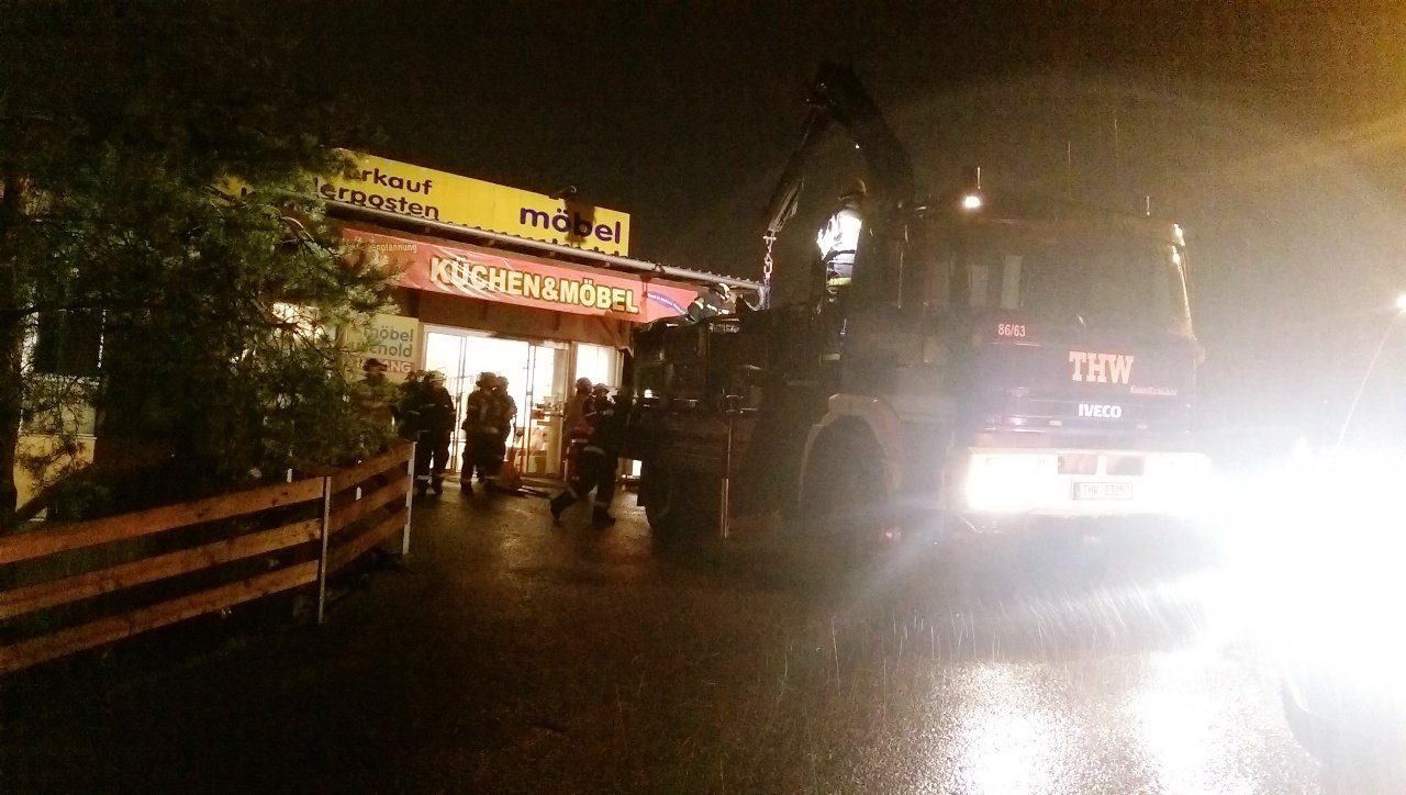 2016-02-20_Einsturz_Möbelmarkt_THW_Weiden_-_Bild_3