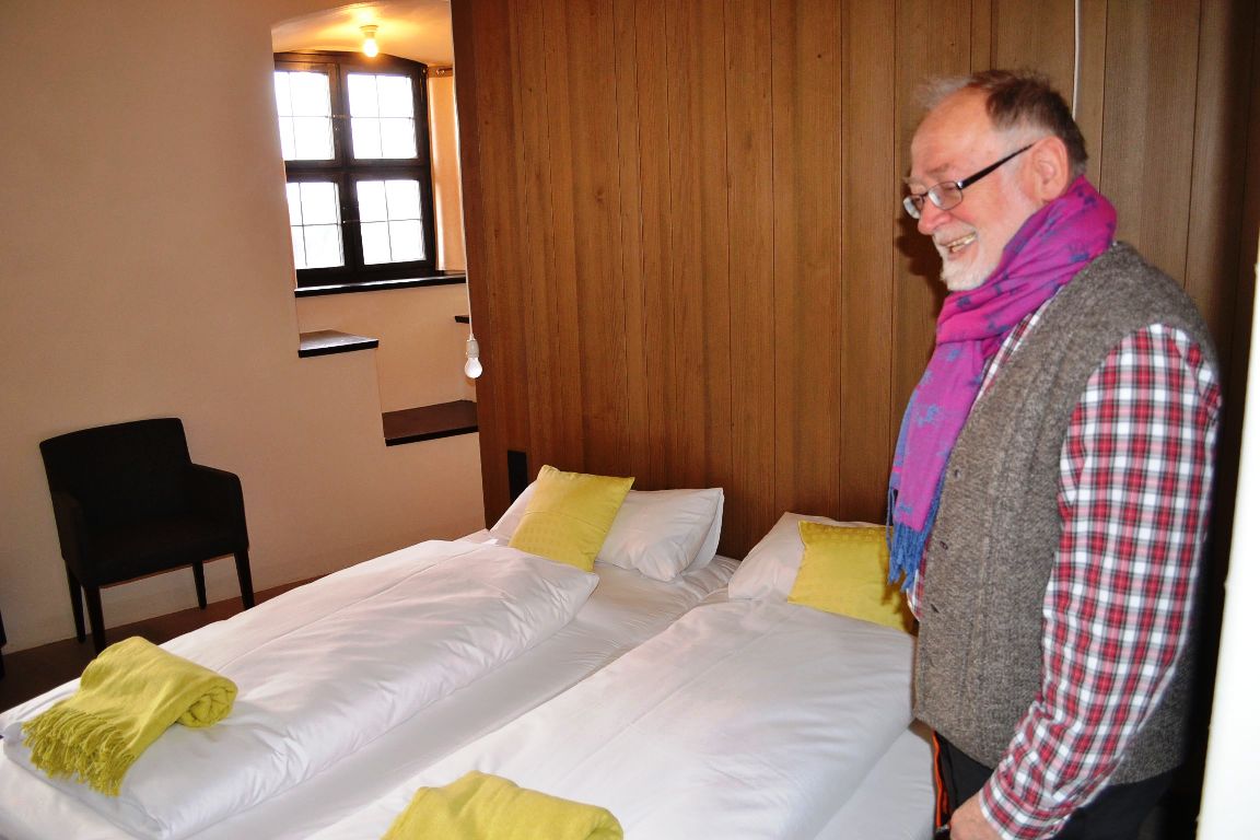 201602_BurgFalkenberg_Bürgermeister_Herbert_Bauer_in_einem_der_acht_ansprechenden_Fremdenzimmer__Foto_Fürst (1)