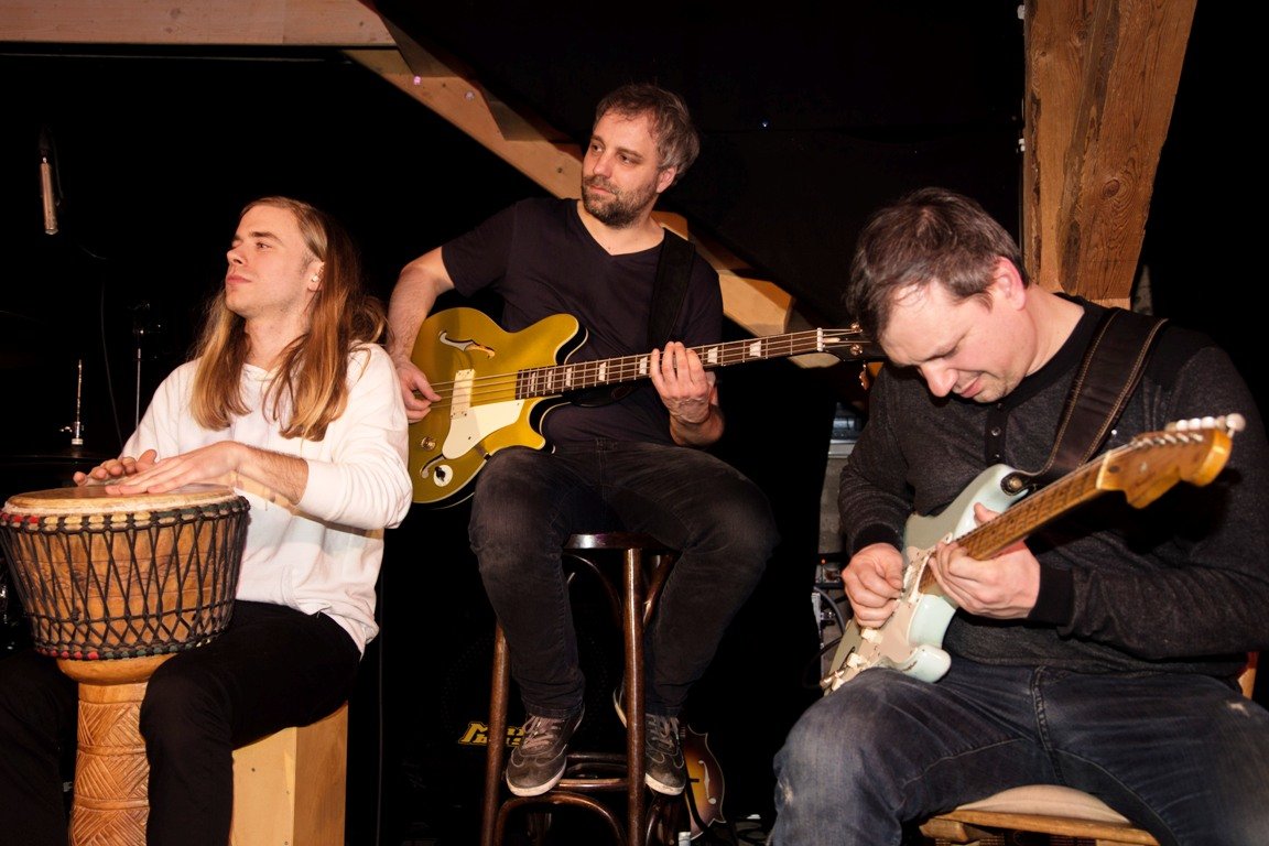 Max Breu an der Djembe, Frank Porzky am Bass Andreas Dombert an der Gitarre.