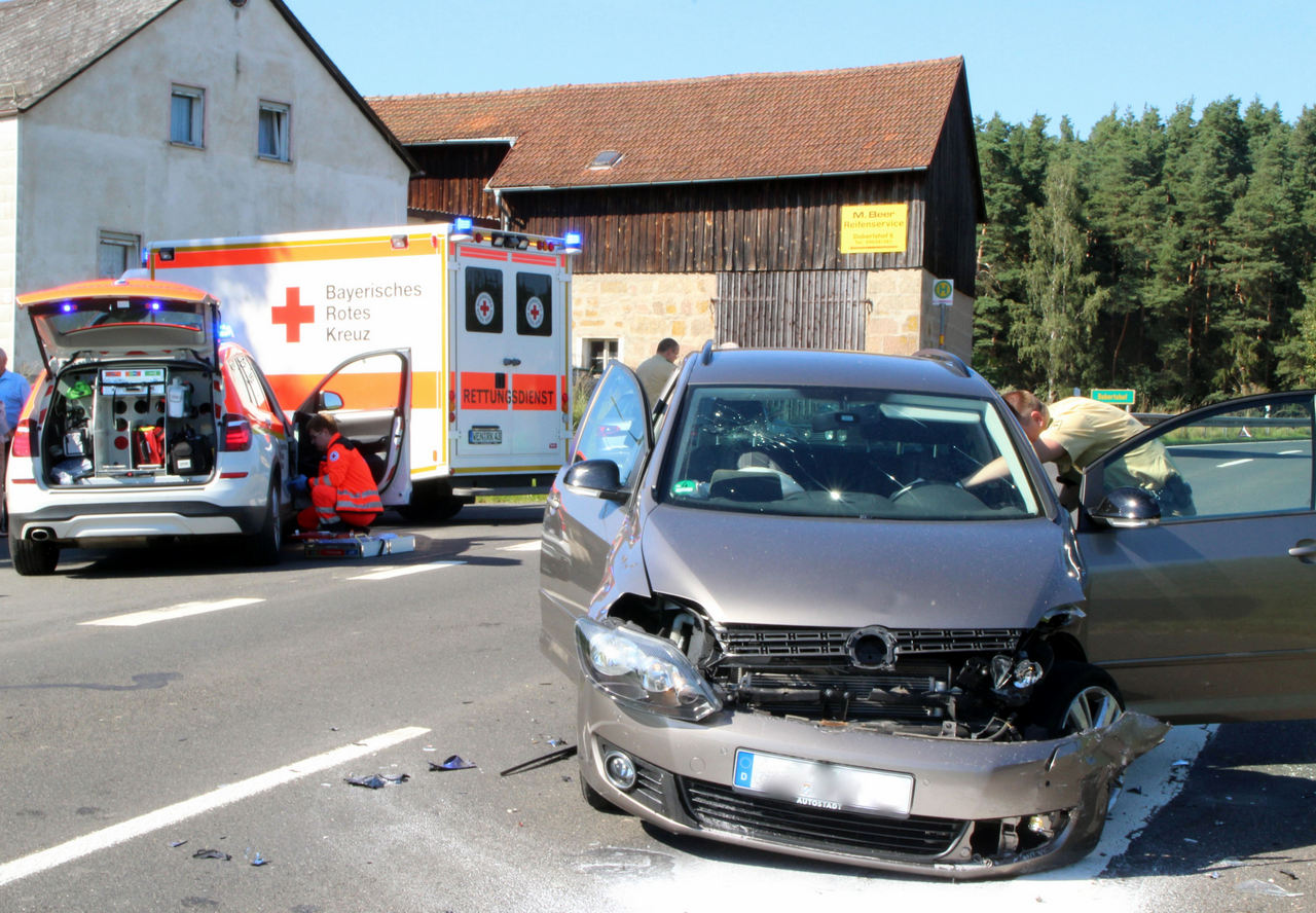 Fuenf Verletzte bei Kollision zweier Autos