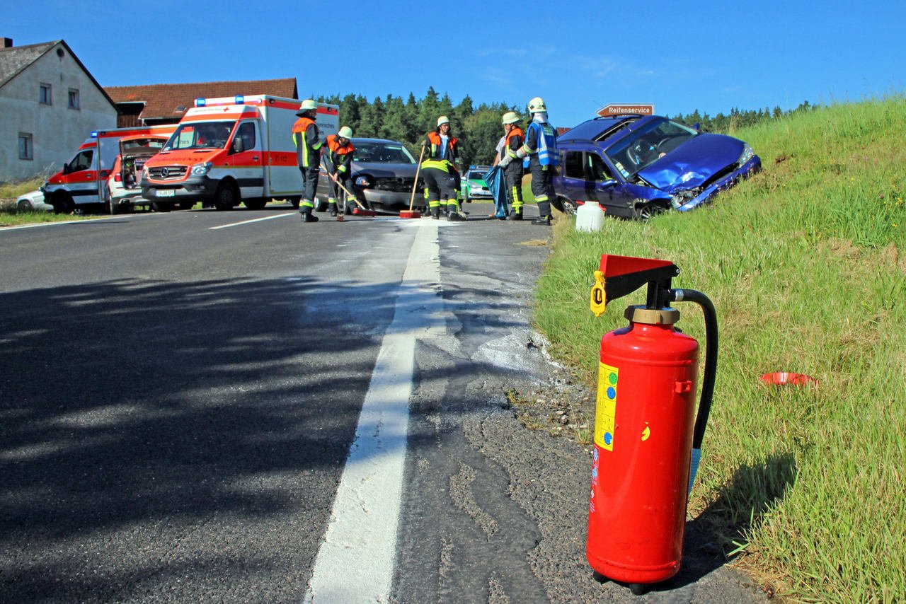 Fuenf Verletzte bei Kollision zweier Autos