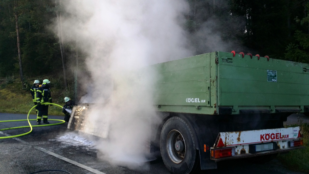 Anhänger brennt B470