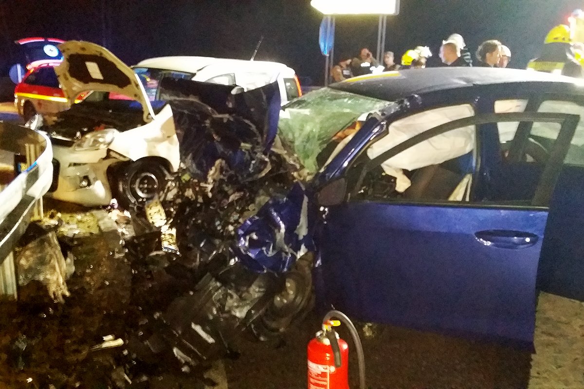 Schwerer Verkehrsunfall auf der B299 - Vier Personen teilweise schwer verletzt