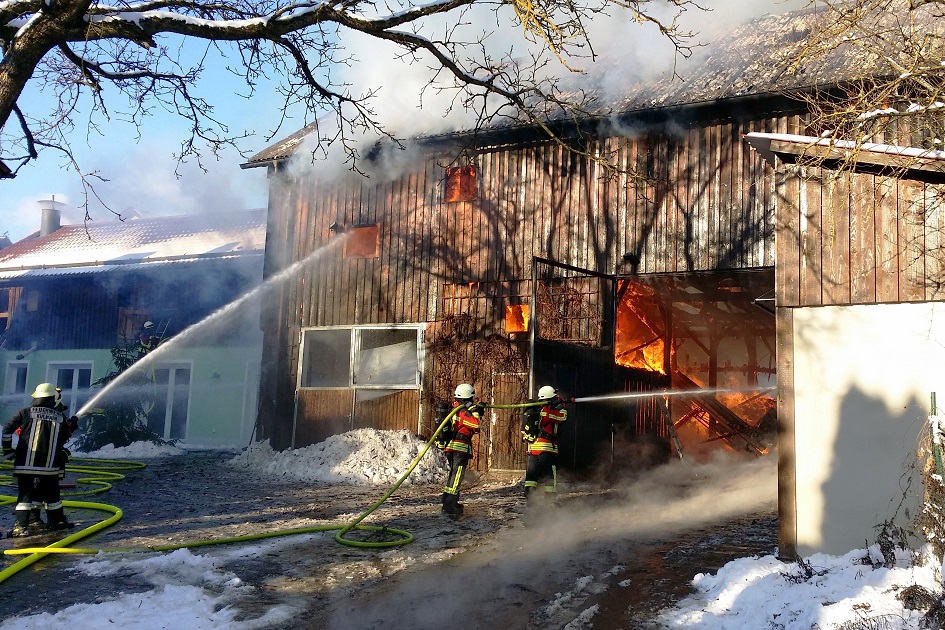 Landwirtschaftliches Anwesen bei Kemnath in Vollbrand - Flammen schlagen aus den Scheunenfenstern - Rauchwolke kilometerweit zu sehen
