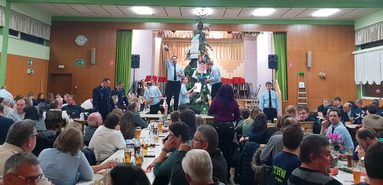 Christbaumversteigerung sorgt für neue Geräte