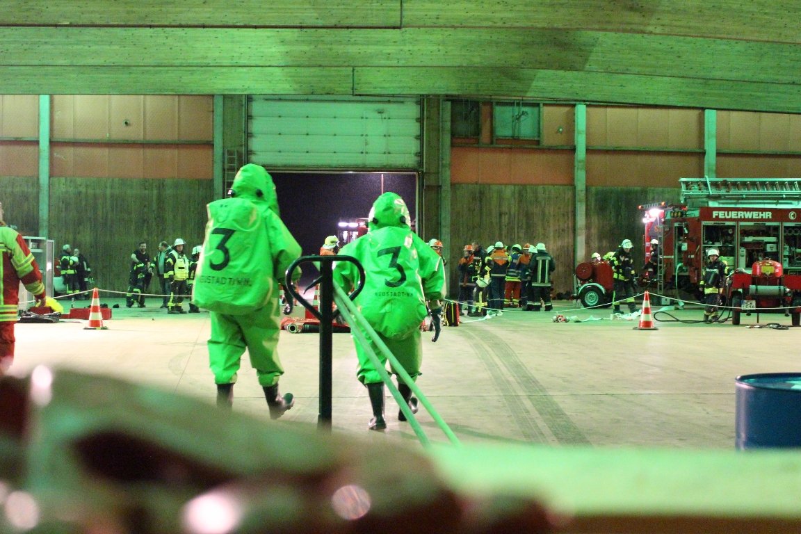 Feuerwehr Neustadt/WN - gemeinsame Gefahrgutübung mit Floß