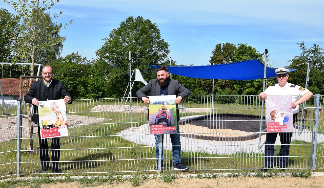 Schilder Verkehrssicherheit Landratsamt Neustadt