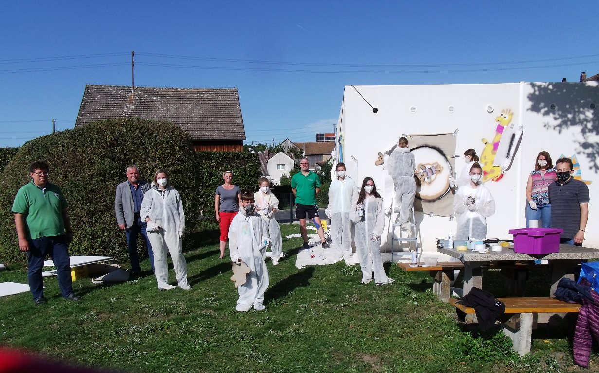 Buntes Treiben an weißen Siedlerwänden