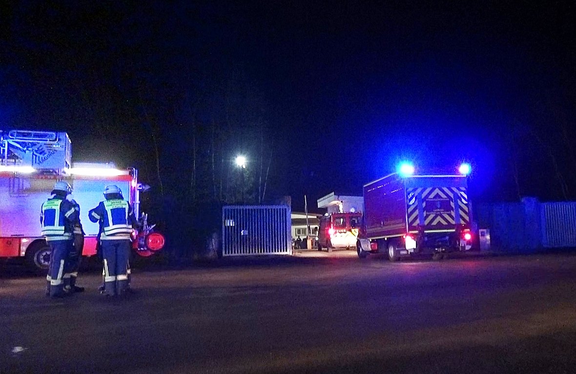 Großeinsatz in Mantel: Recycling-Halle brennt