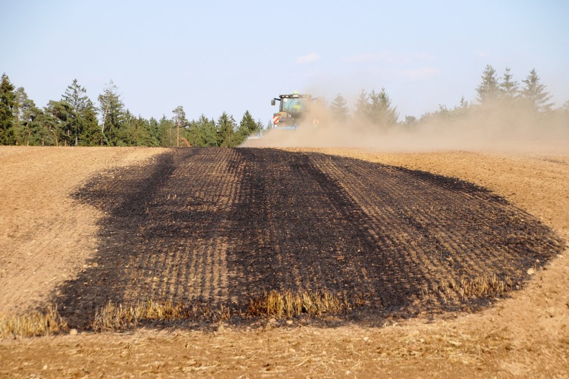 Strohballen geraten in Brand