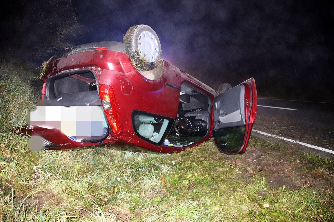 Unfall bei Hütten: Auto überschlägt sich