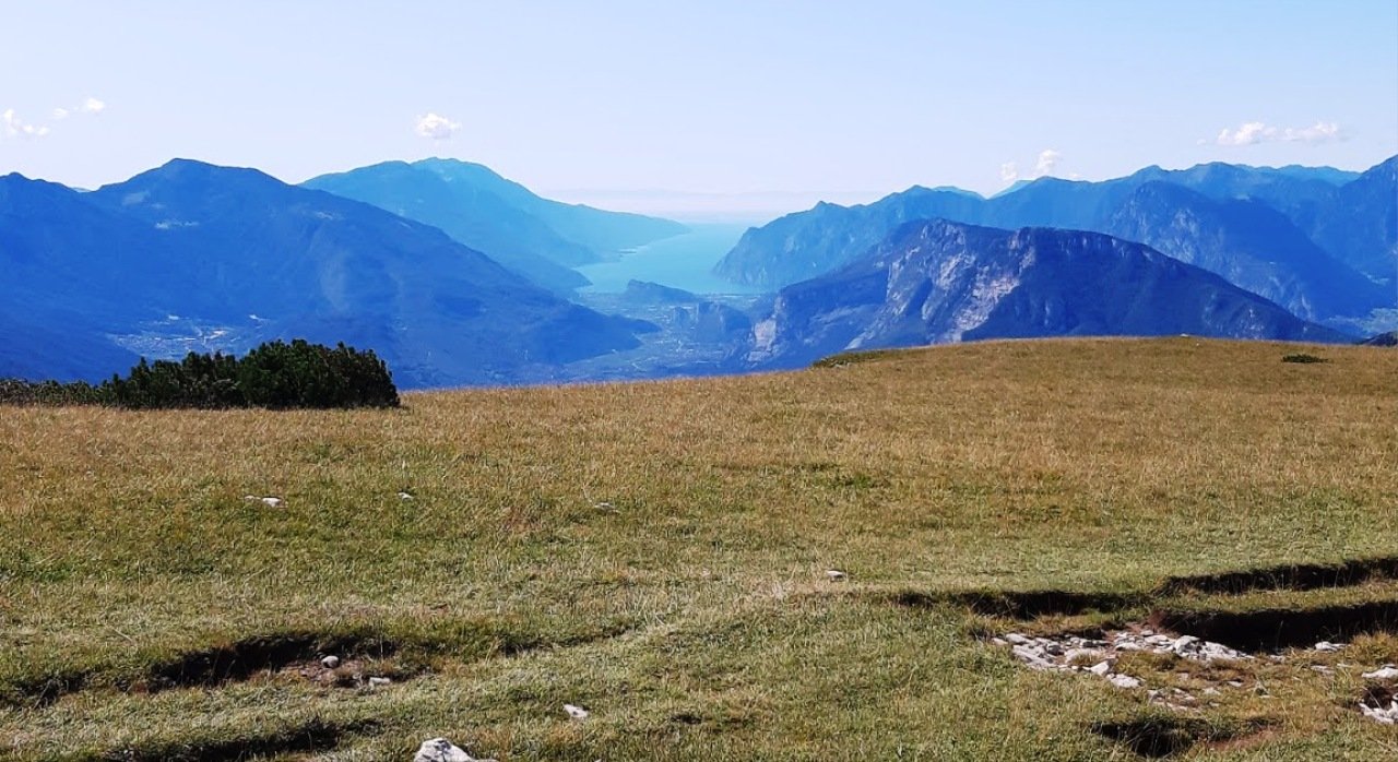 26-Erster_Blick_zum_Gardasee