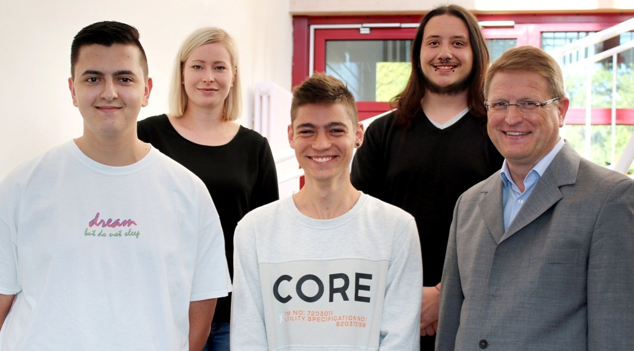 Ausbildungsstart bei der 4you Promotion GmbH Werbeagentur! Von links: Raphael Marsch, Laura Protschky (Bereichsleiterin), Maxim Merkel, Niklas Schönauer, Dr. Klaus Pappenberger (Geschäftsführer)´4you Promotion GmbH Werbeagentur