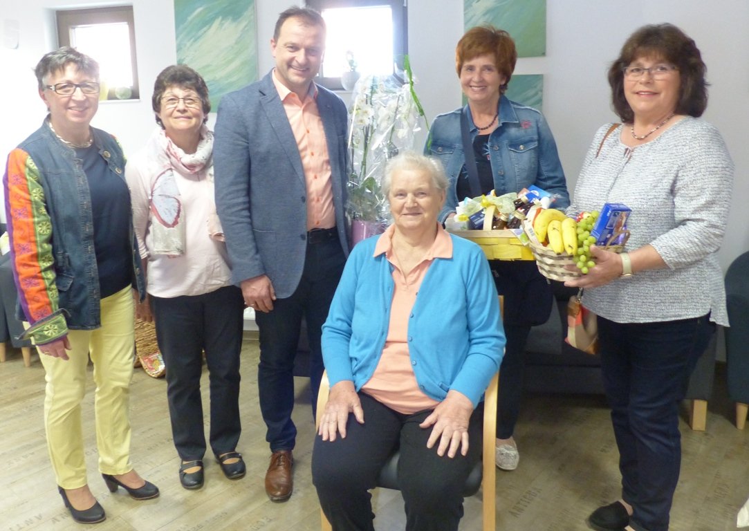 80 Geburtstag Barbara Ram Frauengruppe Preppach Wirtin Leuchtenberg Bürgermeister Anton Kappl Bild Sieglinde Schärtl