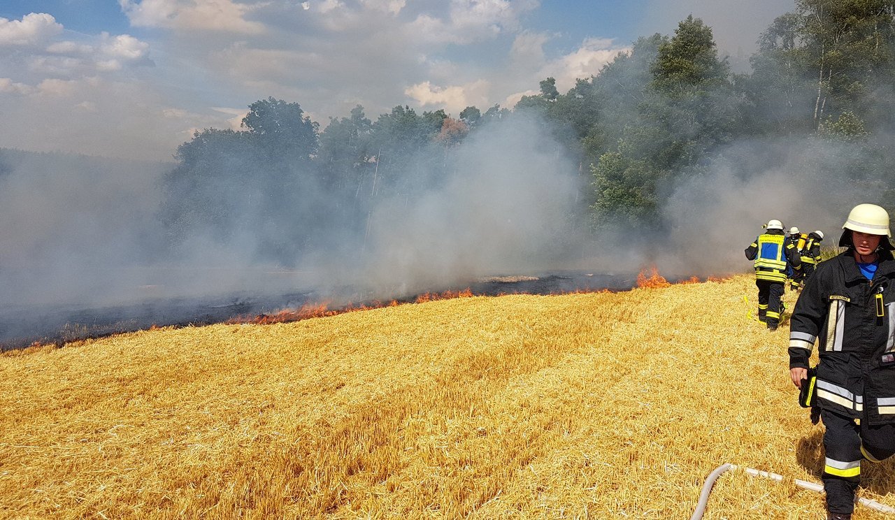 Acker Feld Brand Flächenbrand Rauch Qualm Wald Symbol