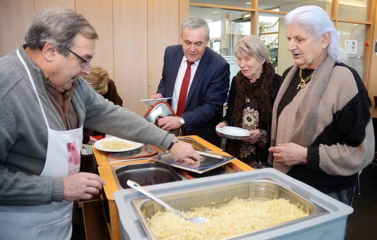 Adventslichtspeisung Cafe Mitte Stockerhutweg Weiden Essen für Bedürftige