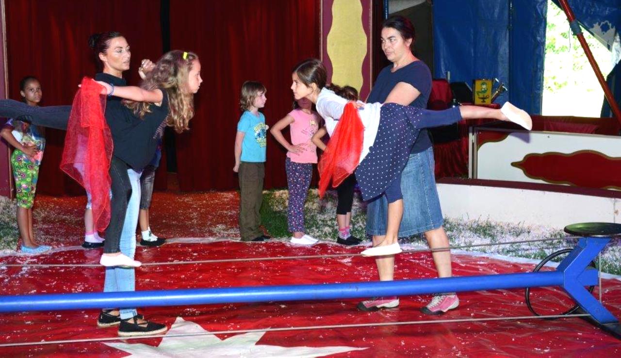 Clowns, Zauberer, Akrobaten: Zirkus in der Clausnitzerschule