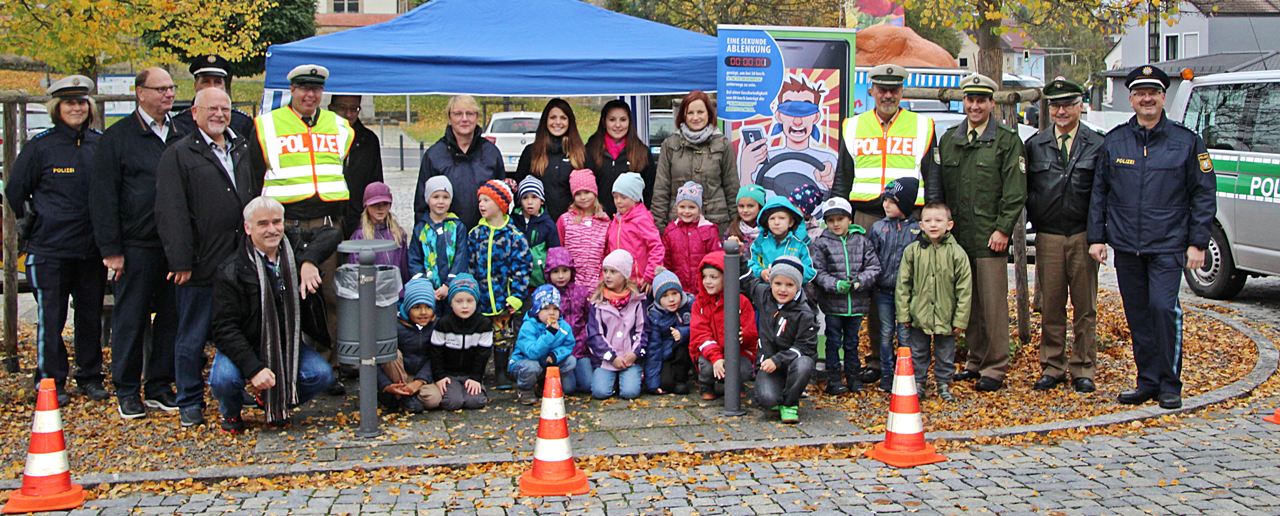 Aktion „Houst a Hirn, lousd as Handy lieng“ Kontrolle in Eschenbach Kindergarten Eschenbach Bild Jürgen Masching