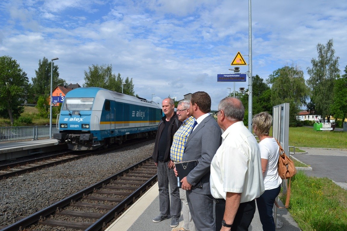 Alex Zug Bahn Pechbrunn Gleis Haltestelle Bahnhof Fahrgast