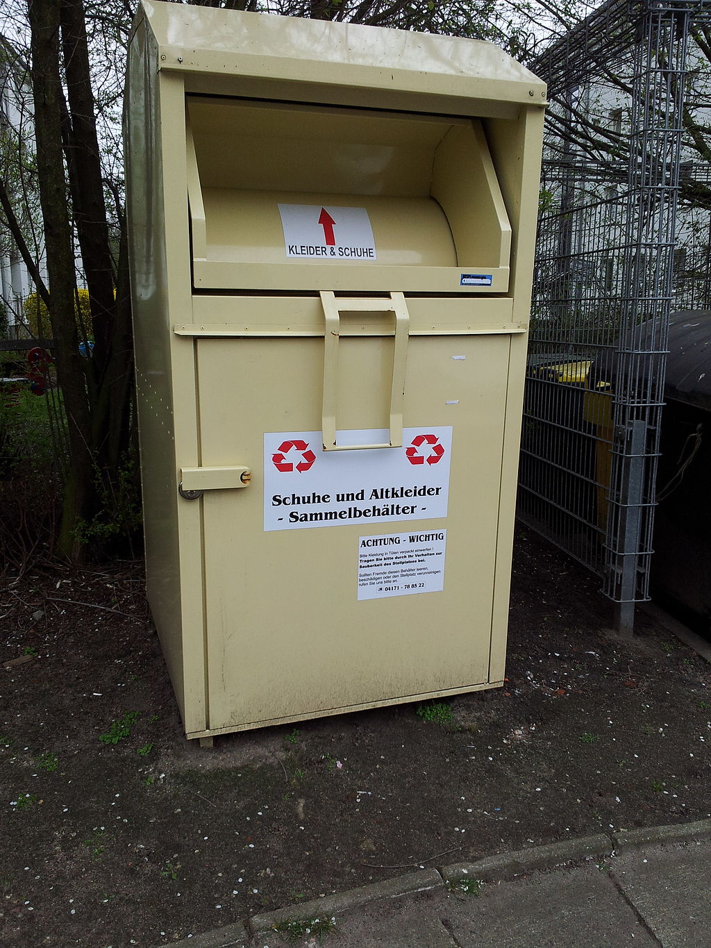 Altkleidercontainer_an_Auenstraße_in_Hamburg