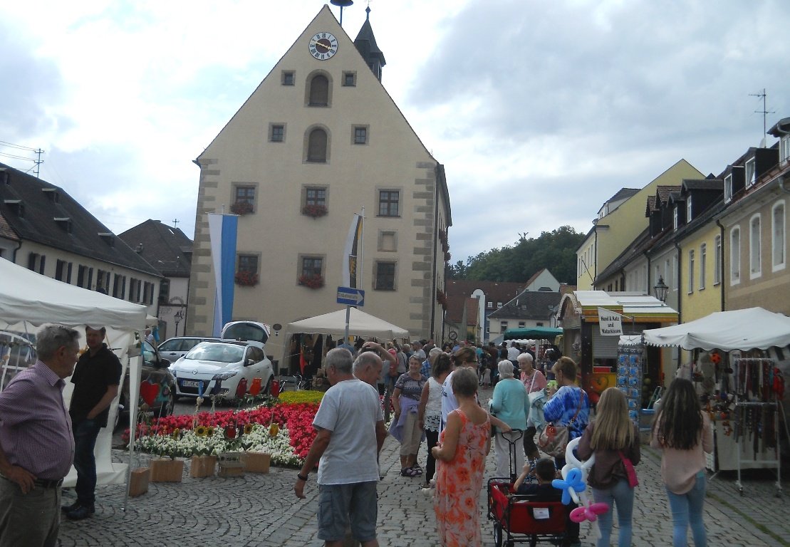 Annamarkt_mit_Rathaus Grafenwöhr Marktplatz