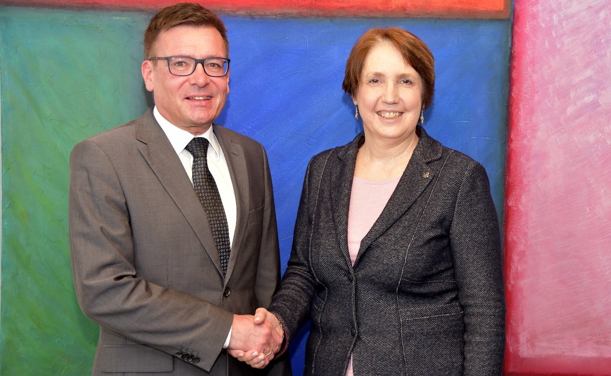 Annette Karl zu Besuch in der Agentur für Arbeit Weiden Bild Jürgen Wilke